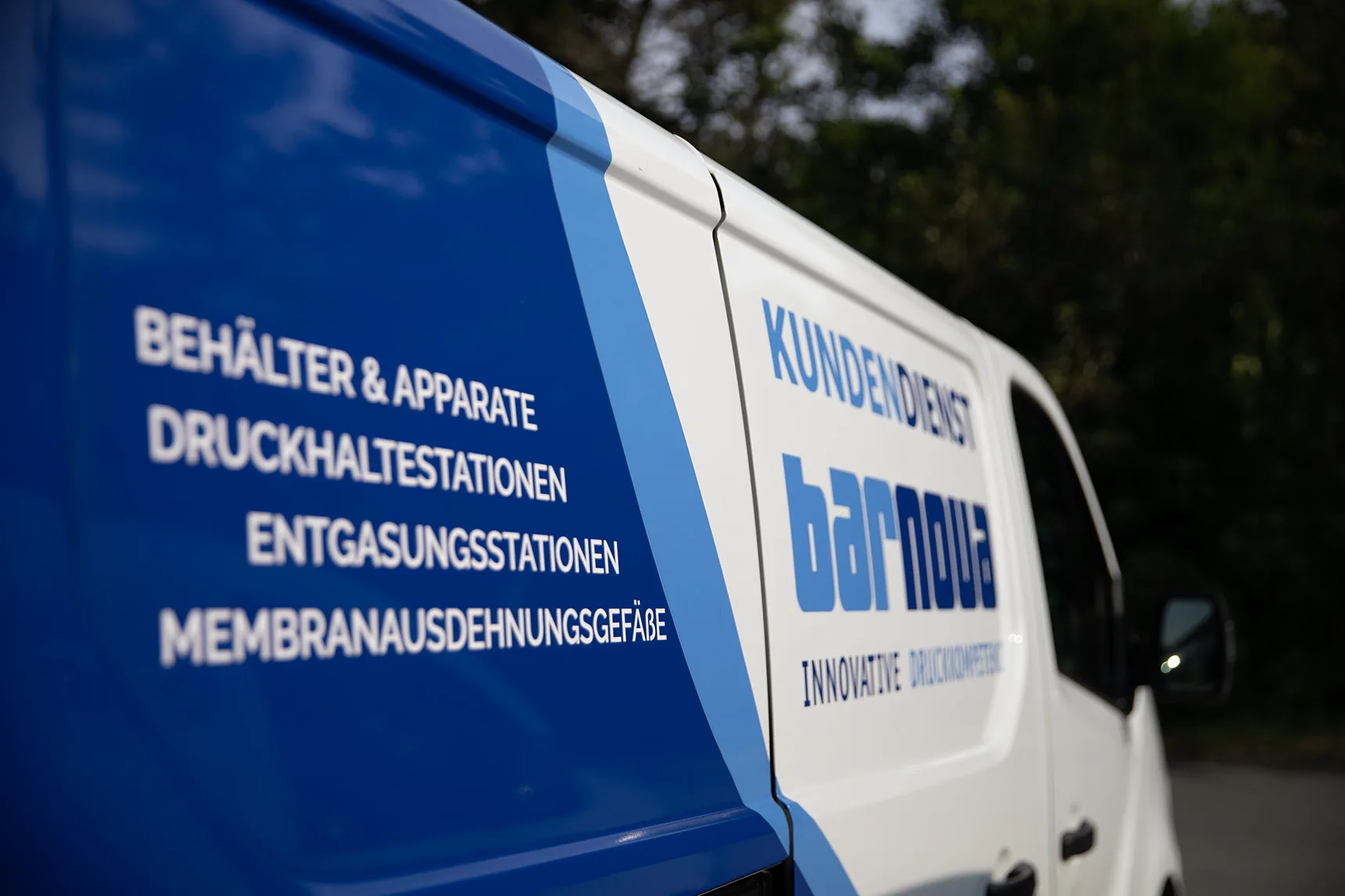 Servicetechniker bei Arbeiten an einer Anlage